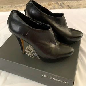 Vince Camuto black heeled booties size 9.5
